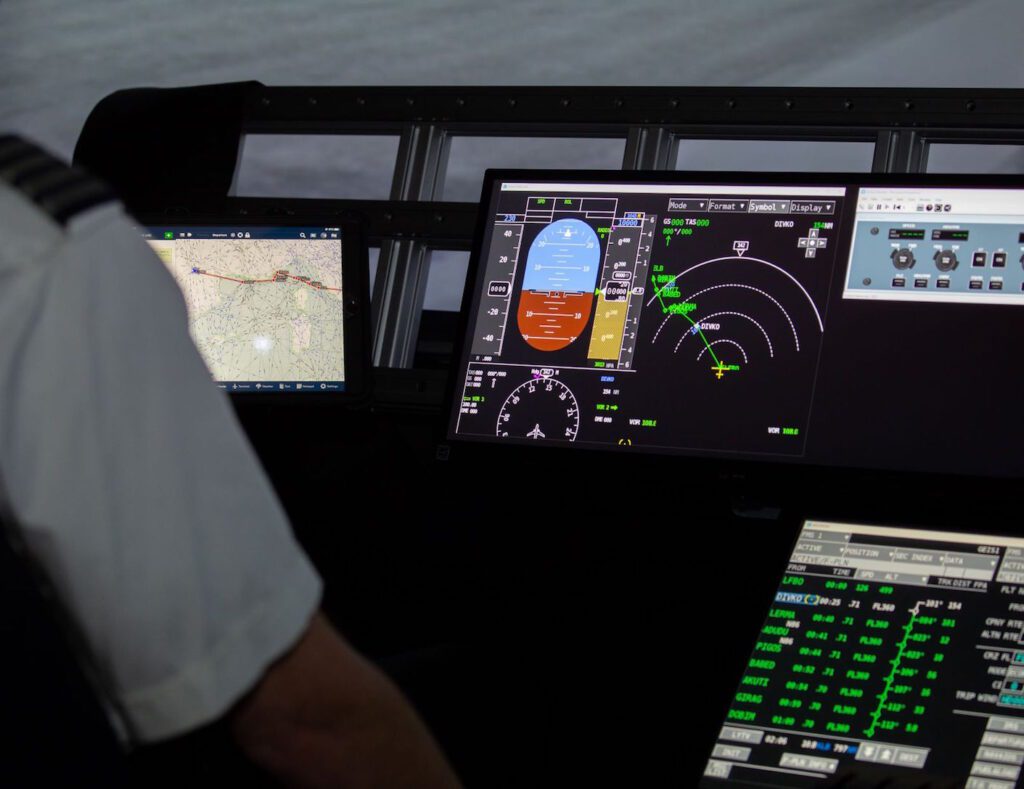 GE Aviation активно работает с несколькими коммерческими и военными операторами ВС над внедрением программного обеспечения TrueCourse Connected Flight Management System (FMS) третьего поколения.