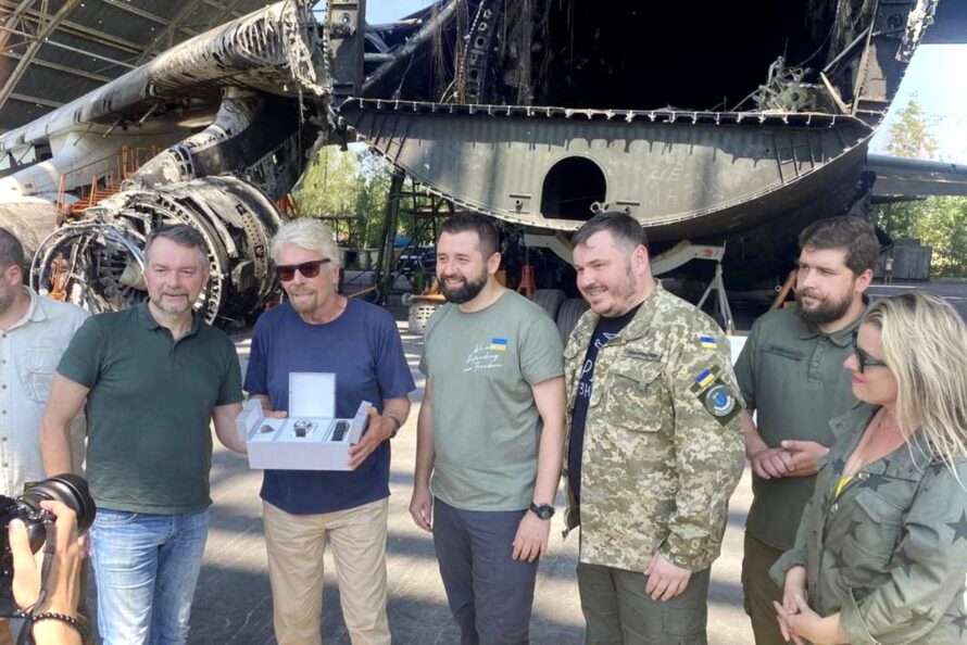 Ричард Брэнсон во время своего визита в Украину на встречу с президентом Владимиром Зеленским, посетил авиационную базу «Гостомель» в Киевской области